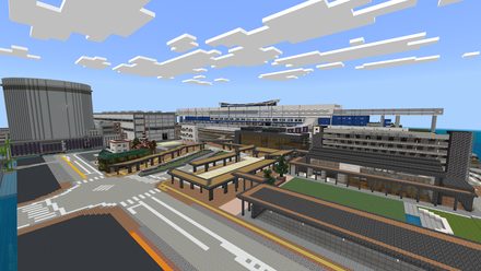 駅前の通りと建物